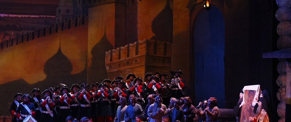 Сцена из оперы М. П. Мусоргского "Хованщина" (постановка Л. Баратова). Фото - Дамир Юсупов