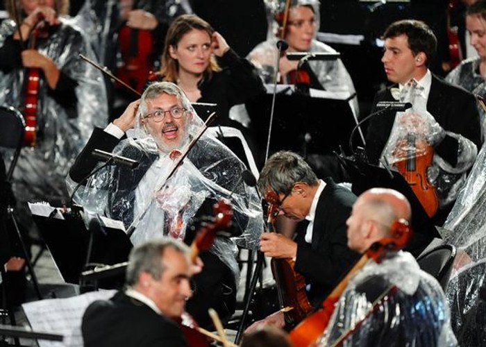 Музыкантам Французского национального оркестра пришлось играть в дождевиках
