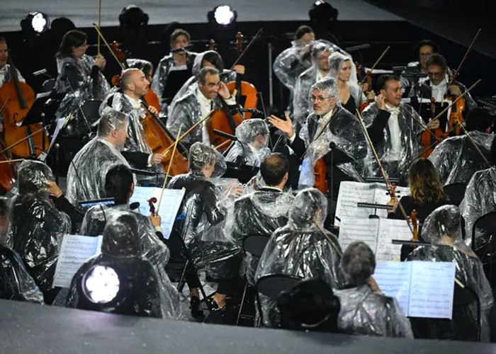 Музыкантам Национального оркестра пришлось играть в дождевиках,